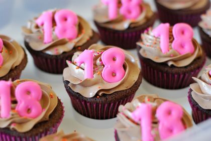 看图识字，那个英语词汇是对的？ Second,Thirteen,Two,Eighteen