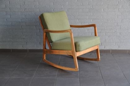 看图识字，那个英语词汇是对的？ Photograph,Telephone,Throw pillow,Rocking chair